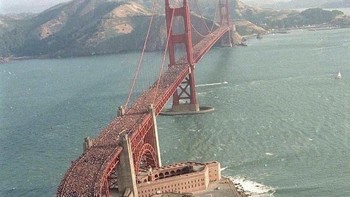 Peringatan 50 tahun pembukaan Jembatan Golden Gate pada tahun 1987. Awalnya, perencana mengantisipasi pertemuan sekitar 80.000 orang. Namun, jumlah peserta yang hadir melebihi ekspektasi, dengan perkiraan 800.000 orang menghadiri acara tersebut. Beban orang yang berjalan menyebabkan jalan yang biasanya melengkung menjadi rata. Orang-orang yang takut dan mabuk laut akhirnya menjadi sakit sendiri. Dan untuk mengurangi tekanan pada jembatan, orang-orang mulai membuang sepeda dan kereta bayi dari jembatan. Foto: HistoryDefined