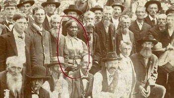 Wanita yang dilingkari merah adalah Lucy Higgs Nichols. Lahirkan dalam perbudakan di Tennessee, tetapi selama Perang Saudara dia berhasil melarikan diri. Dia tinggal bersama resimen Resimen Infantri Indiana ke-23 dan bekerja sebagai perawat selama perang. Setelah perang di mana dia mendapatkan pekerjaan dengan beberapa veteran ke-23. Dia mengajukan permohonan pensiun setelah Kongres meloloskan UU Pensiun Perawat AD tahun 1892 yang mengizinkan perawat Perang Saudara menarik dana pensiun. Departemen Perang tidak memiliki catatan tentang dia, sehingga pensiunnya ditolak. Lima puluh lima veteran yang masih hidup dari Kongres ke-23 mengajukan petisi kepada Kongres untuk mendapatkan pensiun yang mereka rasa berhak diterimanya, dan dana itu dikabulkan. Foto tersebut menunjukkan Nichols dan veteran resimen Indiana lainnya pada sebuah reuni pada tahun 1898. Dia meninggal pada tahun 1915 dan dimakamkan di pemakaman di New Albany, Indiana. Foto: HistoryDefined