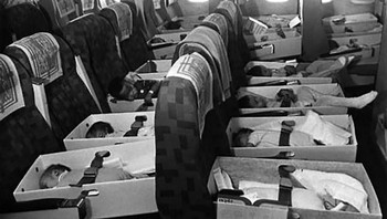 Operasi Babylift melibatkan evakuasi besar-besaran anak-anak yatim piatu dari Vietnam ke negara-negara seperti Amerika Serikat, Perancis, Austria, dan Jerman Barat pada hari-hari akhir Perang Vietnam. Dari tanggal 3-26 April 1975, sekitar 3.300 anak diangkut keluar Vietnam. Pada tanggal 4 April 1975, sebuah pesawat kargo C-5 berangkat dari Bandara Tan Son Nhut pada pukul 4 sore, membawa 250 anak yatim piatu dan 78 awak kapal. Hanya 12 menit setelah penerbangan, sebuah ledakan mengguncang bagian belakang bawah badan pesawat, menyebabkan dekompresi yang cepat. Para kru mencoba berputar kembali untuk melakukan pendaratan darurat, namun pesawat tersebut secara tragis jatuh di sawah terdekat, tergelincir sejauh seperempat mil dan terbelah menjadi empat bagian. Dari 328 penumpang, 175 berhasil selamat. Foto: HistoryDefined