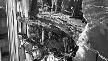 Pada tanggal 28 Juli 1945, sebuah pesawat bomber B-25 menabrak Empire State Building. Setelah pilot tersesat dalam kabut tebal, menewaskan 14 orang dan menyebabkan kerugian USD 1 juta. Petugas pemadam kebakaran menyelamatkan seorang korban selamat bernama Betty Lou Oliver dan menempatkannya di dalam lift dengan kabel yang rusak akibat kebakaran, mengakibatkan dia terjatuh dari 75 lantai. Ajaibnya, dia selamat. Foto: HistoryDefined