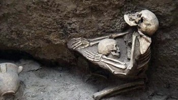Situs arkeologi di Lajiazhen di China tengah, yang terletak di sepanjang tepi Sungai Kuning, menyingkap sekilas gambaran masa lalu yang menyedihkan. Dalam penemuan luar biasa ini, kerangka berusia 4.000 tahun menggambarkan upaya gagah berani seorang ibu untuk melindungi anaknya saat gempa bumi mengguncang desa. Foto: HistoryDefined