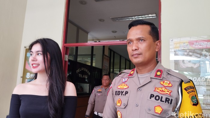 Foto: Seleb TikTok Zoe Levana dan Kasat Lantas Polres Metro Jakarta Utara Kompol Edy Purwanto (Maulana Ilhami Fawdi/detikcom)