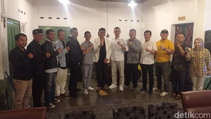 Gabungan Parpol non parlemen berfoto bersama bakal calon Dicky Candra usai pertemuan