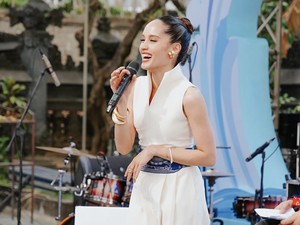Gaya Cinta Laura Jadi Duta World Water Forum, Pakai Jumpsuit Bersabuk Batik