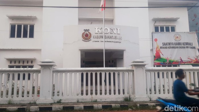 Gedung KONI Karawang sepi aktivitas pascaaliran listrik diputus PLN