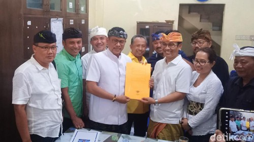 I Nengah Sumardi saat menyerahkan formulir pendaftaran ke Partai Demokrat, Rabu (22/5/2024) (foto: I Wayan Selamat Juniasa)