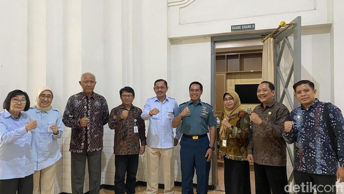 IHO Jatim dan pihak-pihak terkait berkomitmen dalam penanganan resistensi antibiotik, khususnya di Jatim dan Surabaya. IHO Jatim dan pihak-pihak terkait berkomitmen dalam penanganan resistensi antibiotik, khususnya di Jatim dan Surabaya.