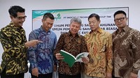 Direktur INOV Suhendra Setiadi, Direktur Utama Jae Hyuk Choi, Komisaris Independen Widhyawan Prawiraatmadja, Presiden Komisaris Jung Hyo Choi, dan Direktur Won Hyuk Choi berbincang seusai RUPST dan RUPSLB di Cikupa,Tangerang, Rabu (22/5/2024).