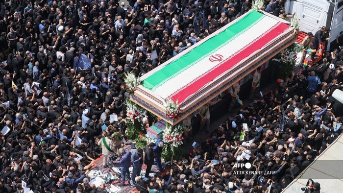 Mourners attend the funeral of Irans President Ebrahim Raisi, in Tehran on May 22, 2024. Huge crowds of Iranians thronged the streets of the capital Tehran on May 22 for the funeral procession of president Ebrahim Raisi and his entourage, who died in a helicopter crash. (Photo by ATTA KENARE / AFP)