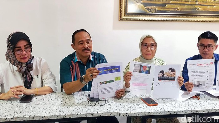 Irwan Sazili didampingi kuasa hukumnya Titis Rachmawati usai membuat laporan di Mapolda Sumsel.
