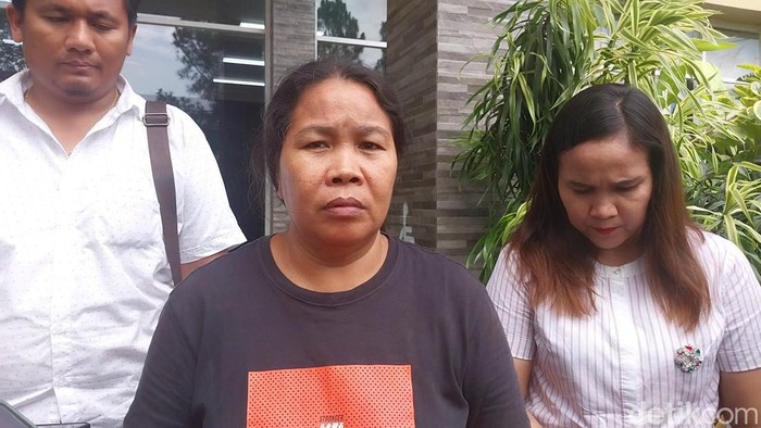 Istri korban, Ernawati usai membuat laporan di Polda Sumut. (Finta Rahyuni/detikSumut)
