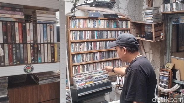 Ivan Moningka, pemilik Kampoeng Gallery di Kebayoran Lama, Jaksel
