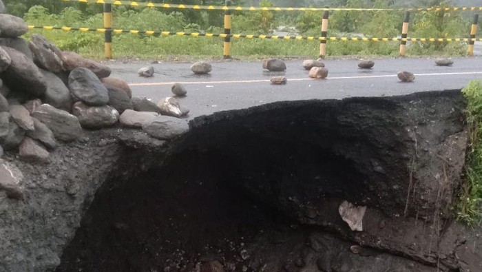 Jembatan Kawanua di Desa Saunolu dan Tehoru, Kabupaten Maluku Tengah, Maluku, nyaris ambruk.