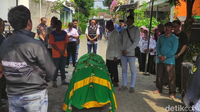Jenazah guru SMP PGRI 1 Wonosari yang tewas saat study tour dimakamkan