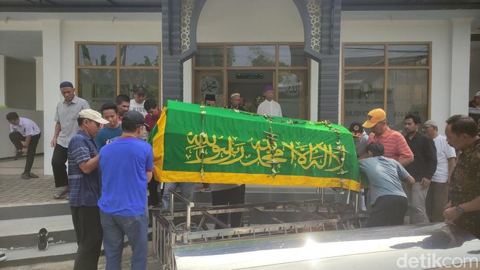 Jenazah guru SMP PGRI 1 Wonosari yang tewas saat study tour dimakamkan