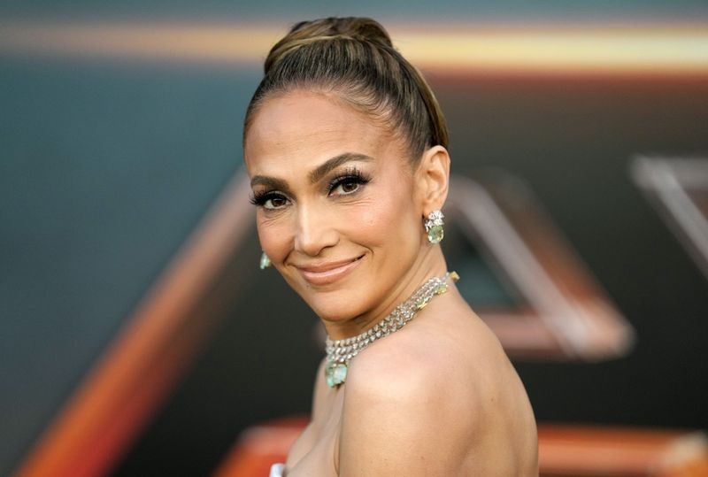 Dari kiri, Simu Liu, Jennifer Lopez dan Sterling K. Brown, pose bersama di premiere film 'Atlas' di Egyptian Theatre, Senin, 20 Mei 2024, Los Angeles.