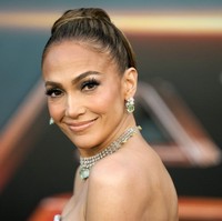 Ibu dua anak ini menata rambutnya dengan disisir ke belakang dan disanggul, salah satu gaya tatanan rambut andalannya. Sementara itu wajahnya dipulas makeup bernuansa nude. Foto: Chris Pizzello/Invision/AP/Chris Pizzello