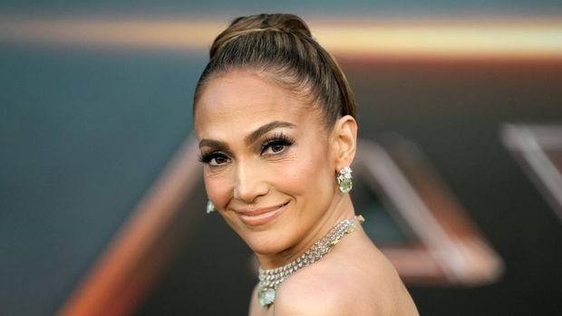 Dari kiri, Simu Liu, Jennifer Lopez dan Sterling K. Brown, pose bersama di premiere film 'Atlas' di Egyptian Theatre, Senin, 20 Mei 2024, Los Angeles.