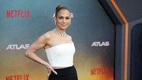 5 Gaya Jennifer Lopez Tampil Solo di Premiere Film, Dugaan Cerai Menguat