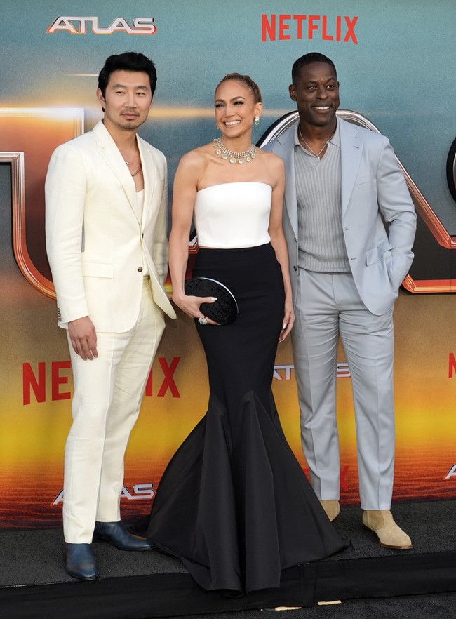 Jennifer Lopez terlihat pose bersama beberapa aktor lainnya, termasuk lawan mainnya, Simu Liu dan Sterling K. Brown. Namun tidak tampak sosok Ben Affleck mendampinginya. Foto: Chris Pizzello/Invision/AP/Chris Pizzello