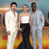Jennifer Lopez terlihat pose bersama beberapa aktor lainnya, termasuk lawan mainnya, Simu Liu dan Sterling K. Brown. Namun tidak tampak sosok Ben Affleck mendampinginya. Foto: Chris Pizzello/Invision/AP/Chris Pizzello