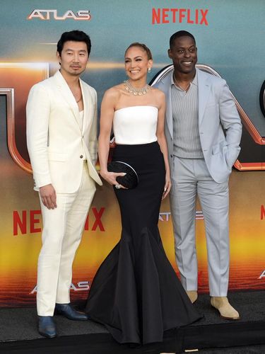 Dari kiri, Simu Liu, Jennifer Lopez dan Sterling K. Brown, pose bersama di premiere film 'Atlas' di Egyptian Theatre, Senin, 20 Mei 2024, Los Angeles.