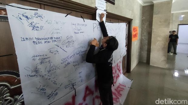 Protes revisi RUU Penyiaran, jurnalis di Cianjur segel kantor DPRD.
