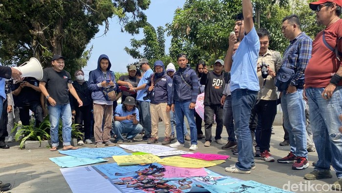 Jurnalis di Sukabumi demo revisi RUU Penyiaran.