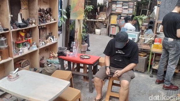 Kampoeng Gallery, kafe di tengah pasar loak di Kebayoran Lama