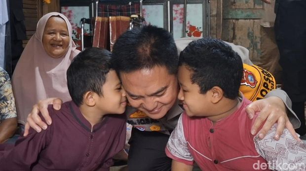 Kapolda Riau, Irjen Mohammmad Iqbal bertemu kedua bocah penderita kerapuhan tulang. (Raja Adil Siregar/detikSumut)