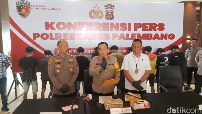 Kapolrestabes Palembang Kombes Harryo Sugihartono saat merilis 10 pelajar diduga hendak tawuran.