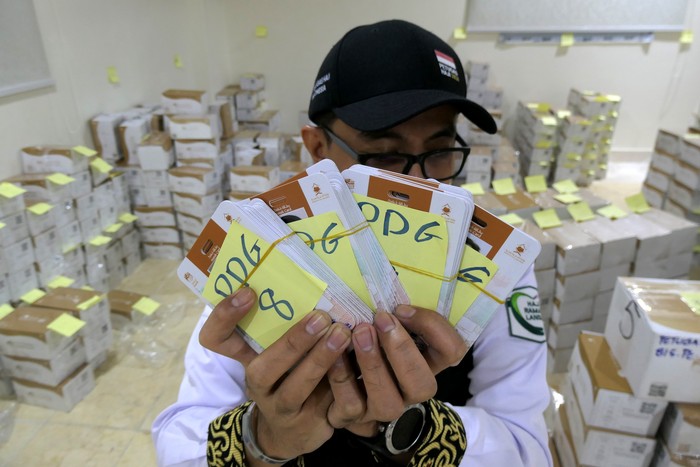 Petugas Penyelenggara Ibadah Haji (PPIH) bagian Media Center Haji membantu mengelompokkan kartu pintar atau smart card jamaah calon haji Indonesia di Makkah, Arab Saudi, Selasa (21/5/2024). PPIH Arab Saudi mulai mendistribusikan kartu pintar lewat perwakilan kloter masing-masing secara bertahab kepada jamaah calon haji Indonesia sebagai akses mengikuti rangkaian ibadah di Arafah, Muzdalifah, dan Mina (Armuzna). ANTARA FOTO/Sigid Kurniawan/foc.