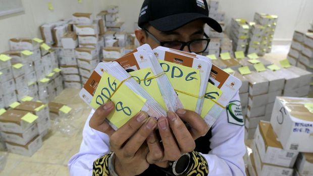 Petugas Penyelenggara Ibadah Haji (PPIH) bagian Media Center Haji membantu mengelompokkan kartu pintar atau smart card jamaah calon haji Indonesia di Makkah, Arab Saudi, Selasa (21/5/2024). PPIH Arab Saudi mulai mendistribusikan kartu pintar lewat perwakilan kloter masing-masing secara bertahab kepada jamaah calon haji Indonesia sebagai akses mengikuti rangkaian ibadah di Arafah, Muzdalifah, dan Mina (Armuzna). ANTARA FOTO/Sigid Kurniawan/foc.