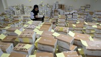 Petugas Penyelenggara Ibadah Haji (PPIH) mendata kartu pintar atau smart card jamaah calon haji Indonesia di Makkah, Arab Saudi, Selasa (21/5/2024).