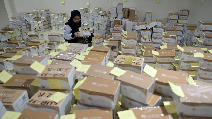 Petugas Penyelenggara Ibadah Haji (PPIH) bagian Media Center Haji membantu mengelompokkan kartu pintar atau smart card jamaah calon haji Indonesia di Makkah, Arab Saudi, Selasa (21/5/2024). PPIH Arab Saudi mulai mendistribusikan kartu pintar lewat perwakilan kloter masing-masing secara bertahab kepada jamaah calon haji Indonesia sebagai akses mengikuti rangkaian ibadah di Arafah, Muzdalifah, dan Mina (Armuzna). ANTARA FOTO/Sigid Kurniawan/foc.