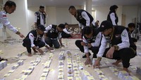 PPIH Arab Saudi mulai mendistribusikan kartu pintar lewat perwakilan kloter masing-masing secara bertahap kepada jamaah calon haji Indonesia.
