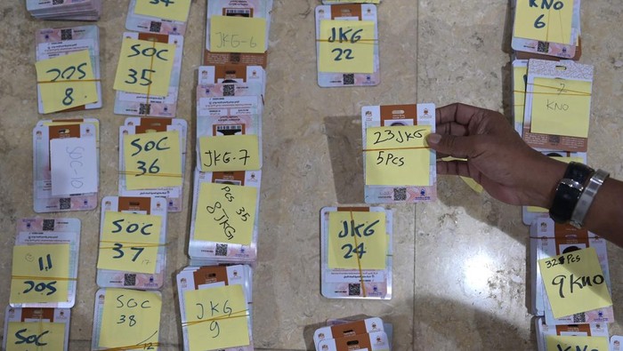 Petugas Penyelenggara Ibadah Haji (PPIH) bagian Media Center Haji membantu mengelompokkan kartu pintar atau smart card jamaah calon haji Indonesia di Makkah, Arab Saudi, Selasa (21/5/2024). PPIH Arab Saudi mulai mendistribusikan kartu pintar lewat perwakilan kloter masing-masing secara bertahab kepada jamaah calon haji Indonesia sebagai akses mengikuti rangkaian ibadah di Arafah, Muzdalifah, dan Mina (Armuzna). ANTARA FOTO/Sigid Kurniawan/foc.