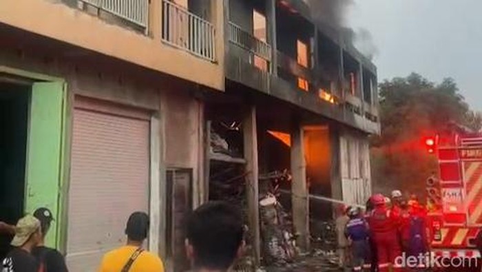 Kebakaran gudang rongsok di Desa Wirogunan, Kecamatan Kartasura, Kabupaten Sukoharjo, Rabu (22/5/2024).
