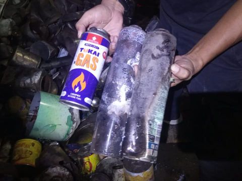 Kebakaran gudang rongsok di Kartasura, Kabupaten Sukoharjo, diduga akibat tabung gas dan kaleng obat nyamuk yang bocor, Rabu (22/5/2024) malam.