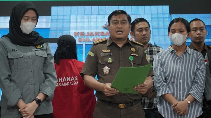 Tim Tangkap Buron (Tabur) Intelijen Kejaksaan Tinggi, Sulawesi Selatan (Sulsel) menangkap Dahniar, buronan penyelundupan BBM asal Kalimantan Timur.