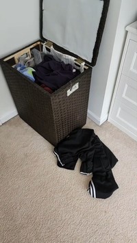 Netizen membagikan sejumlah hal kecil yang membuatnya sebal dengan pasangan mereka. Kelakuan pasangan kadang so sweet, kadang kok bikin kesel, ya.