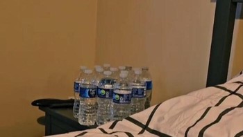 Kalau nggak kumpulan botol air, ya gelas. Foto: jlrito via Bored Panda