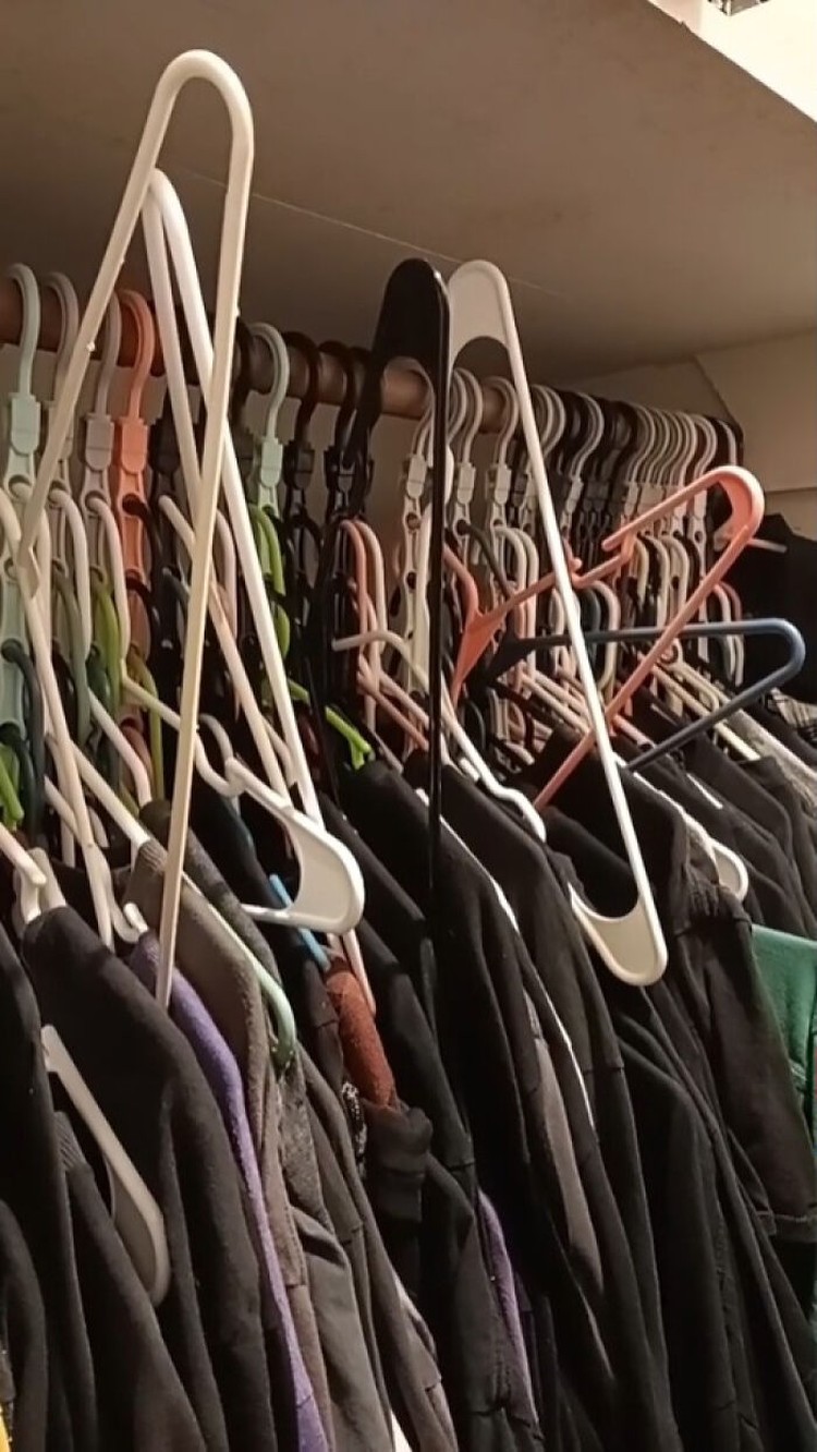 Netizen membagikan sejumlah hal kecil yang membuatnya sebal dengan pasangan mereka. Kelakuan pasangan kadang so sweet, kadang kok bikin kesel, ya.