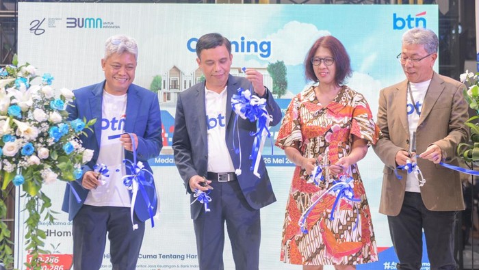 Kenalkan Tiga Sales Center KPR BTN di 3 Kota Serentak BTN secara serentak meresmikan penambahan Sales Center KPR BTN di tiga kota besar yakni Bandung, Medan dan Makassar. Ini bentuknya.
