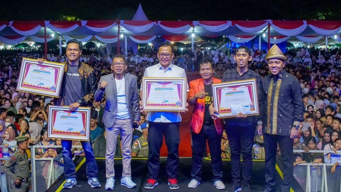 Ketua Umum PasKI Jarwo Kwat beri penghargaan PasKI Sumsel.