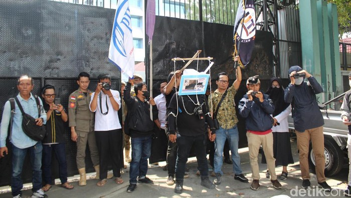 Koalisi Jurnalis Peduli Penyiaran Sulsel menggelar aksi damai di depan gedung DPRD Sulsel.