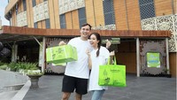 Belum lama ini, pasangan selebriti itu juga memborong banyak sekali oleh-oleh dari Bali. Mereka berpose di depan The Keranjang sambil menenteng kardus oleh-oleh. Kira-kira ada oleh-oleh makanan apa saja? Foto: Instagram @ladynayoan