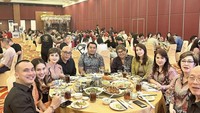 Lady Nayoan dan Rendy Kjaernett juga sempat menghabiskan makan malam bersama keluarga besar. Makanan yang disajikan beragam, mulai dari nasi goreng, tumis buncis, hingga mie. Foto: Instagram @ladynayoan