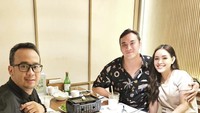 Kali ini pasangan suami istri itu  menyambangi salah satu restoran Korea ternama di Jaksel. Makanan dan minuman yang dicoba ada daging hingga soju nih.  Foto: Instagram @ladynayoan
