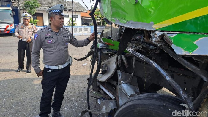 Kondisi bus rombongan study tour SMP PGRI 1 Malang yang kecelakaan di Tol Jombang